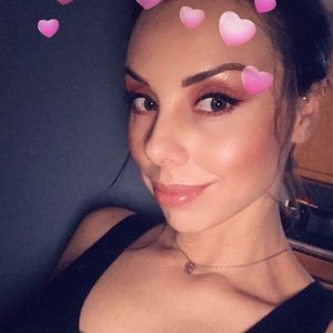 Meet your Posher, Flora